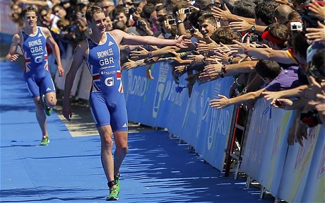 Alistair_Brownlee_accepts_congratulations_of_crowd_Madrid_June_4_2011
