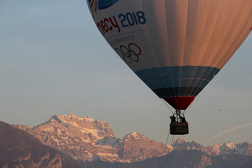 Annecy_2018_balloon_over_Alps