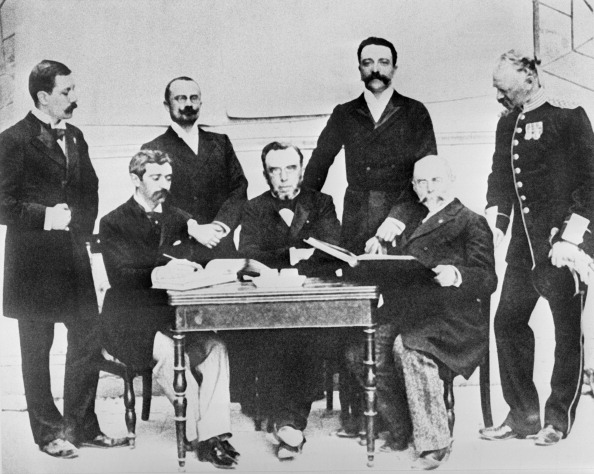 Baron_Pierre_de_Coubertin_with_first_IOC_members_15-08-11