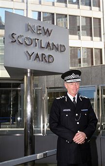 Bernard_Hogan-Howe_by_New_Scotland_Yard_sign