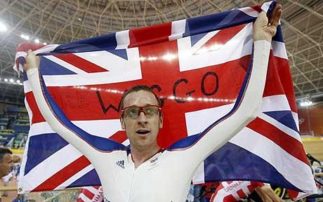 Bradley_Wiggins_with_British_flag