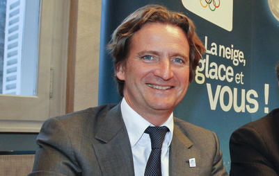 Charles_Beigbeder_in_front_of_Annecy_logo_2_January_2011