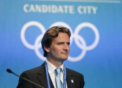 Charles_Beigbeder_in_front_of_Olympic_rings