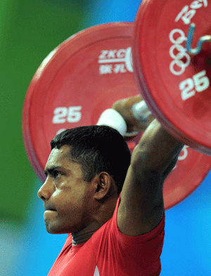 Chinthana_Vidanage_lifting_weights