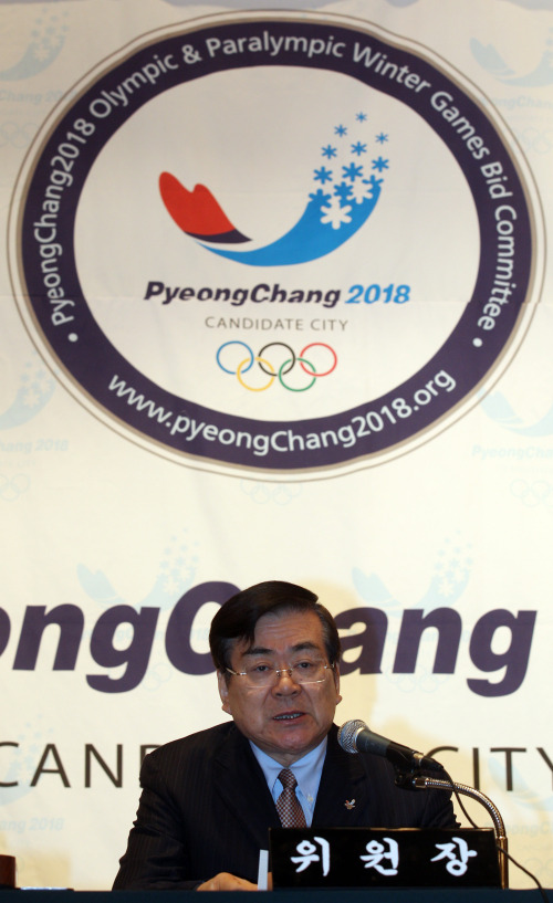 Cho_Yang-ho_in_front_of_Pyeongchang_logo