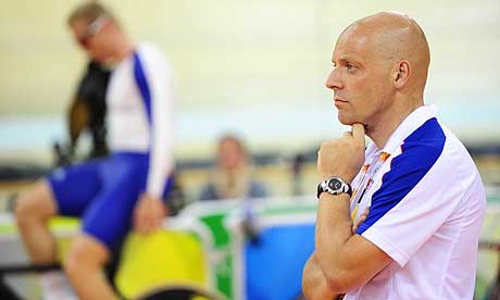 Dave_Brailsford_by_cyclist_warming_up