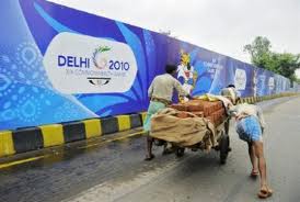 Delhi_workmen_go_past_Commonwealth_Games_sign
