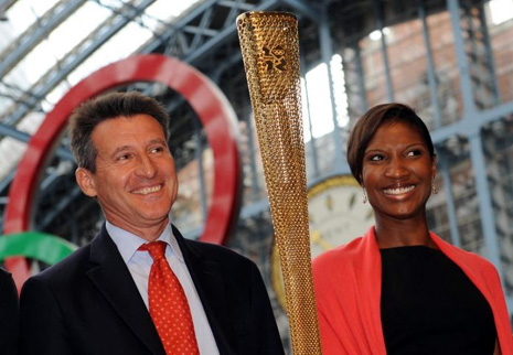 Denise_Lewis_with_Sebastian_Coe_at_unveiling_of_Olympic_torch
