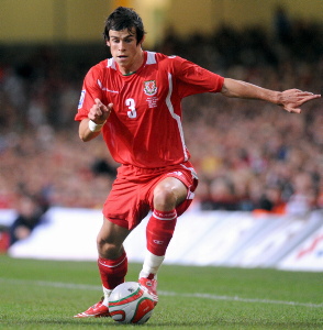 Gareth_Bale_in_Wales_kit