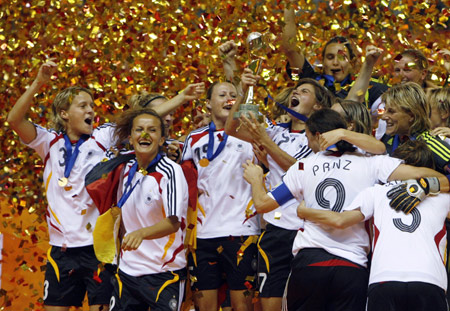 Germany_lifting_womens_World_Cup_trophy_2007