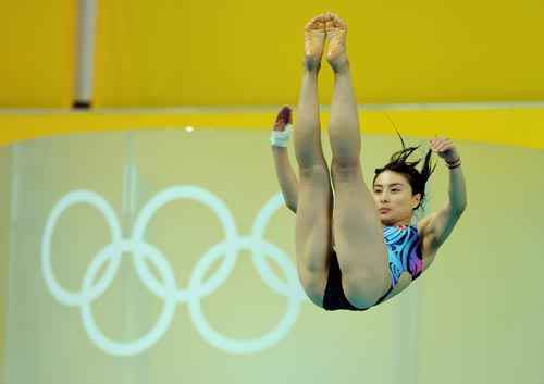 Guo_Jingjing_diving_with_Olympic_rings_behind_her