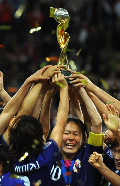 Homare_Sawa_with_World_Cup_trophy_Frankfurt_July_17_2011