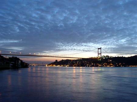 Istanbul_bridge_at_dusk