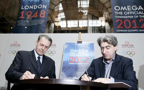 Jacques_Rogge_signs_deal_to_renew_deal_with_Omega_2009
