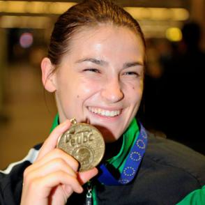 Katie_Taylor_with_EU_gold_medal_Dublin_Airport_June_5_2011