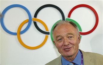 Ken_Livingstone_in_front_of_Olympic_logo_July_6_2005