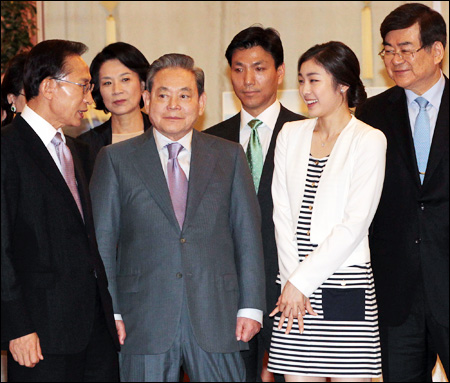 Lee_Kun-hee_with_President_Lee_and_Kim_Yu-Na_Blue_House_Seoul_July_17_2011