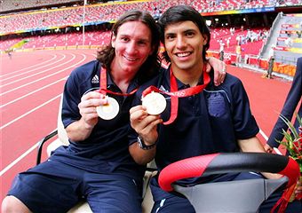 Lionel Messi and Sergio Aquero with gold medals