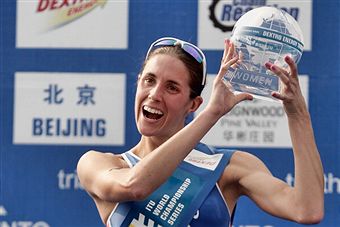 Helen_Jenkins_with_World_Championship_trophy_Beijing_September_11_2011
