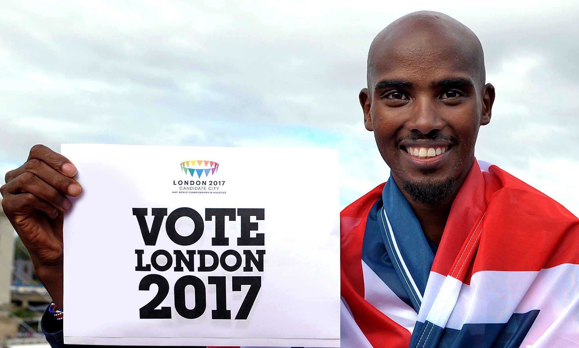 Mo_Farah_with_vote_for_London_2017_sign