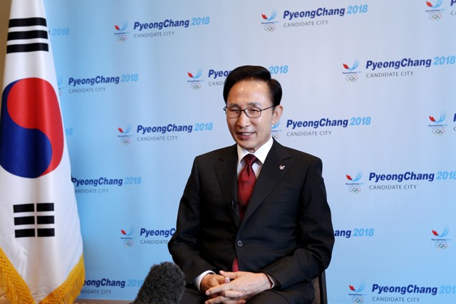 President_Lee_in_front_of_Pyeongchang_banner