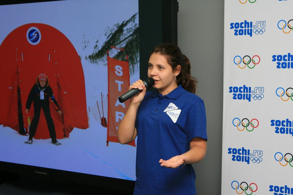 Sochi_2014_volunteer_gives_presentation_to_IOC_Coordination_Commission_September_2011
