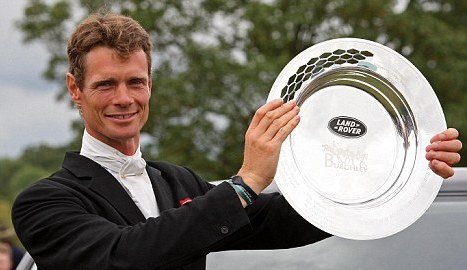 William_Fox-Pitt_with_Burghley_trophy_September_4_2011