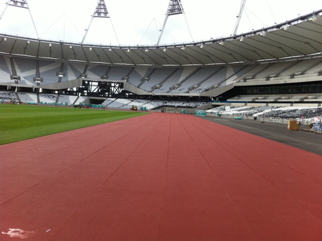 London_2012_Olympic_Stadium_August_5_view_down_the_track