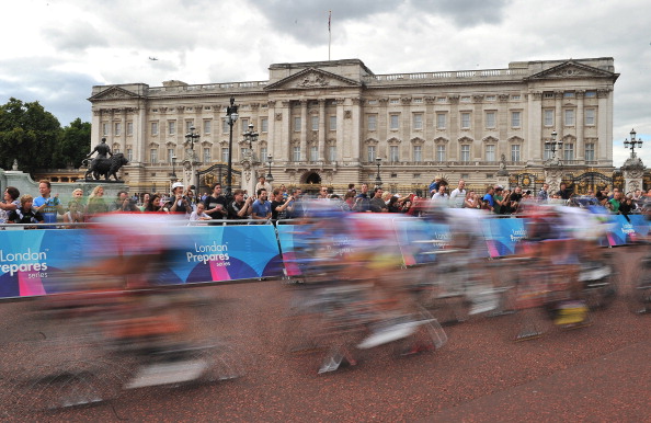 London_2012_cycling_race_test_event_goes_past_Buckingham_Palace_August_14_2011