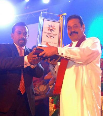 Mahindananda_Aluthgamag_with_Sri_Lanka_President_holding_up_Hambantota_logo