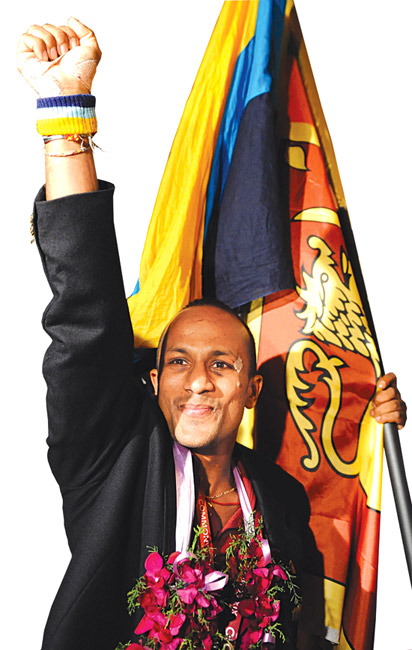 Manju_Wanniarachchi_in_front_of_Sri_Lanka_flag