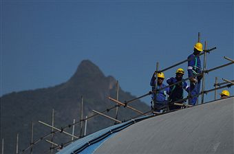 Maracana_with_workman_on_top_of_roof_and_Sugar_Loaf_Mountain_in_background