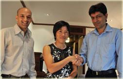 Mary_Kom_signs_with_OGQ
