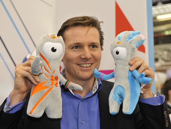 Mascots_with_Roger_Black