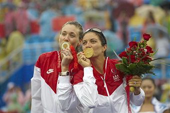 Misty_May-Treanor_and_Kerri_Walsh_celebrate_Olympic_gold_medal_2008