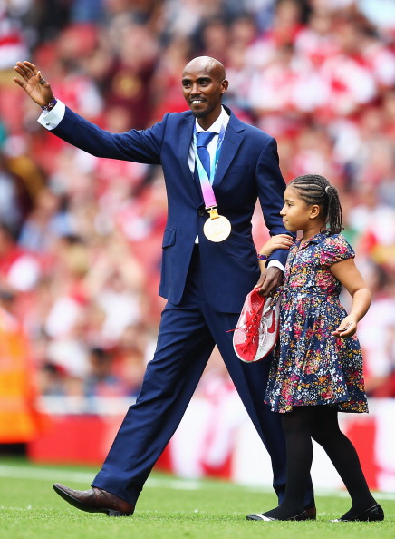 Mo_Farah_at_Emirates_with_gold_medals_September_10_2011