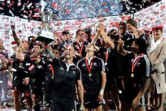 New_Zealand_celebrate_SA_Sevens_victory_December_2010