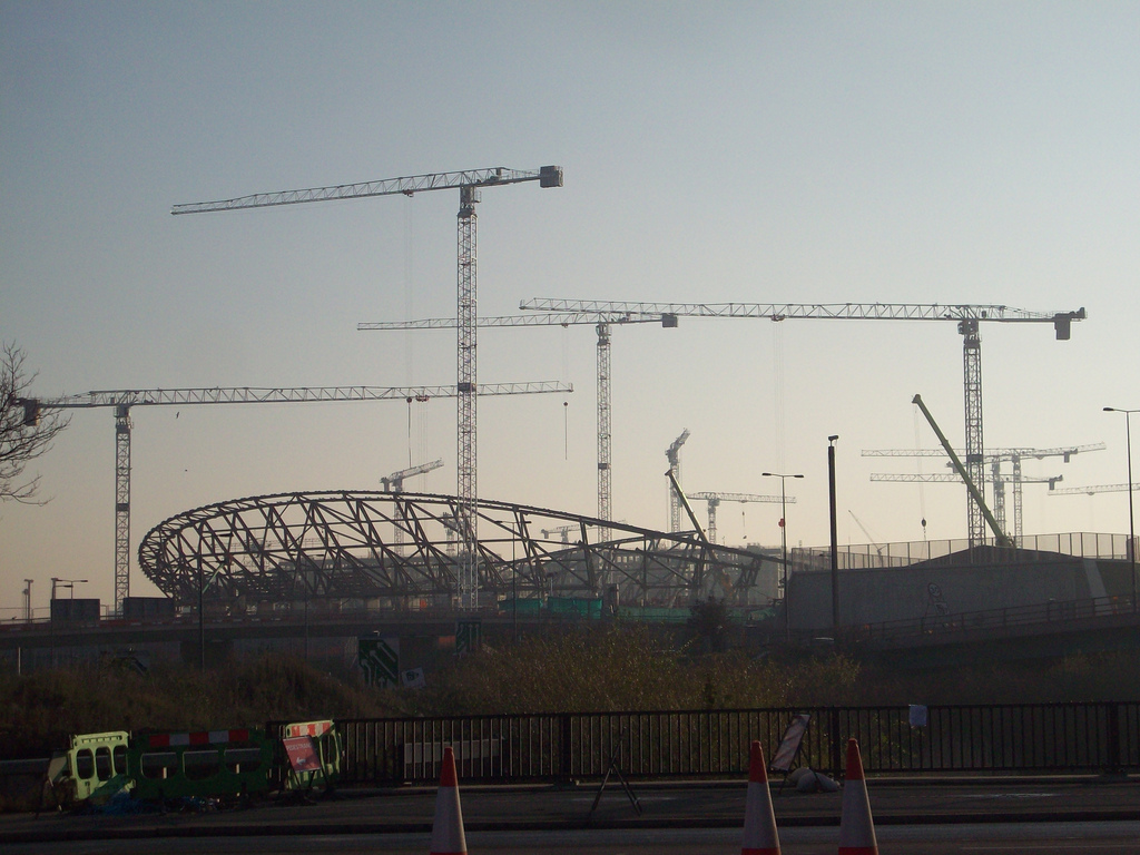 Olympic_Park_at_dusk_with_cranes