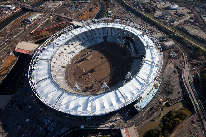 Olympic_Stadium_from_air_with_roof