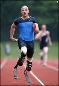Oscar_Pistorius_running_down_track