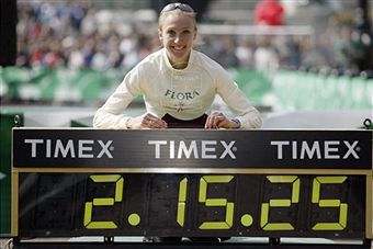 Paula_Radcliffe_with_world_record_clock_April_13_2003