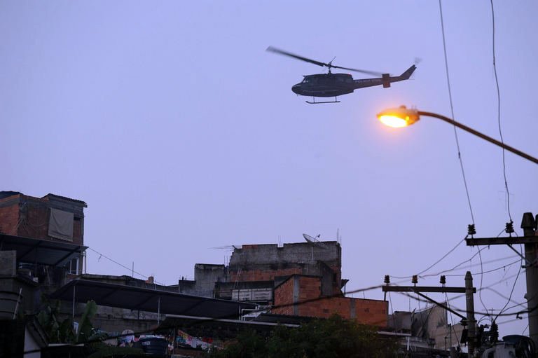Police_helicopter_above_Maracana_favela