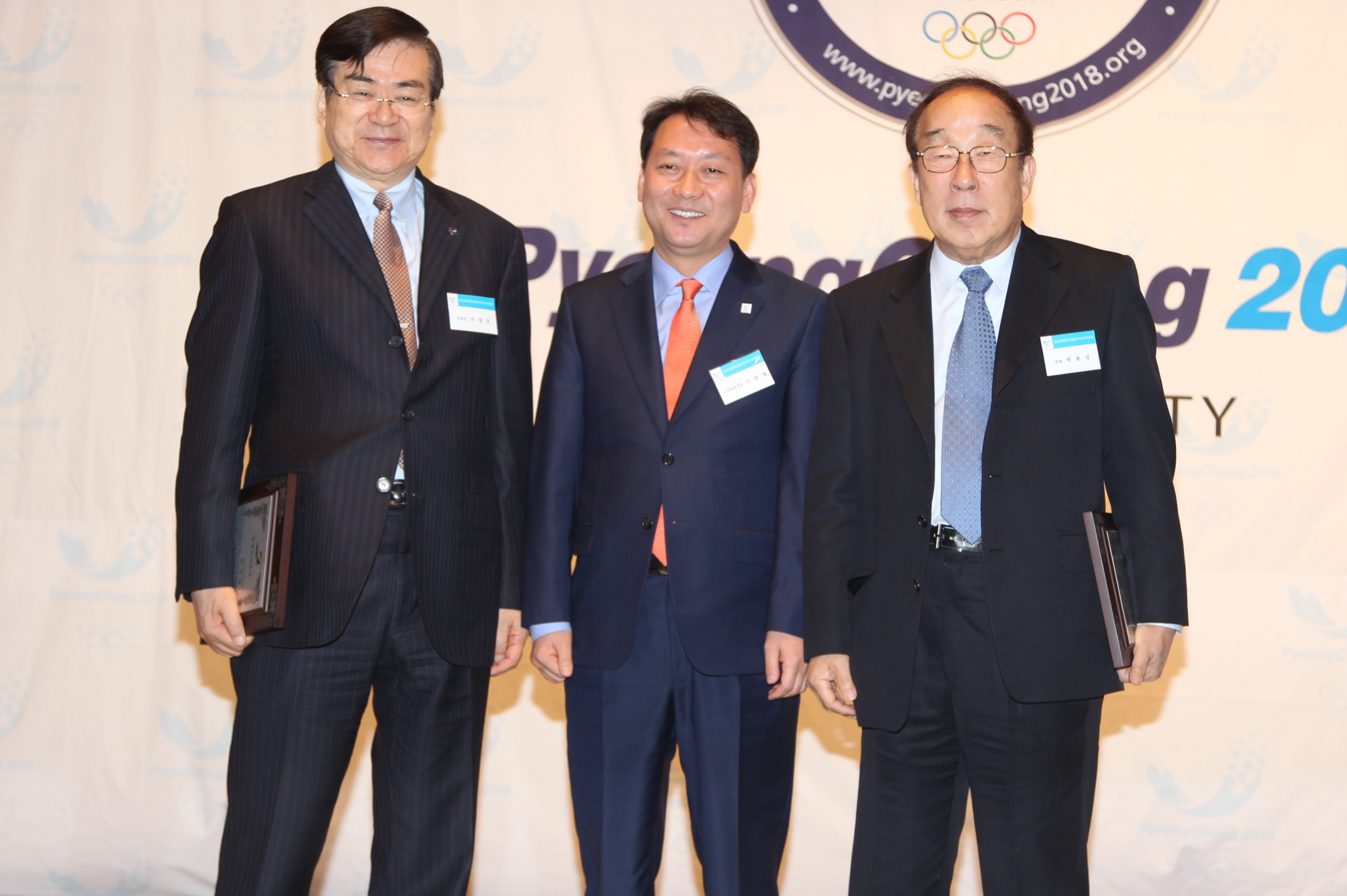 Pyeongchang_2018_chairman_with_Gangwon_Governor_and_KOC_President
