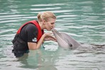 Rebecca_Adlington_kisses_dolphin_Gold_Coast_December_2010