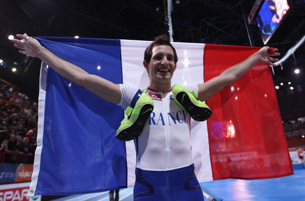 Renaud_Lavillenie_celebrates_Euro_Indoor_title_Paris_March_5_2011