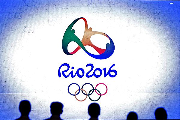Rio_2016_logo_with_people_in_front_of_it