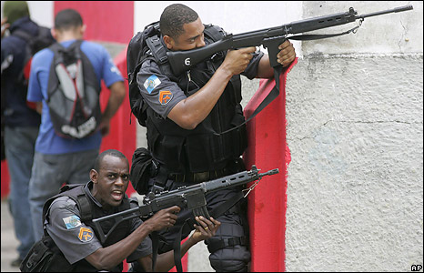 Rio_police_with_guns