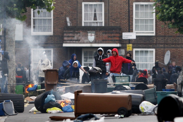 Riots_London_mob_August_8_2011