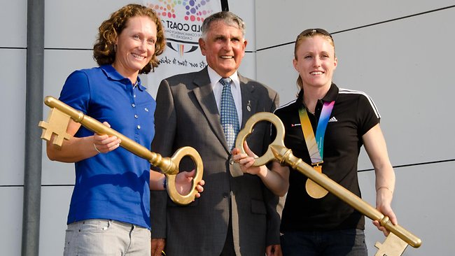 Sally_Pearson_and_Sam_Stosur_receive_keys_to_the_Gold_Coast_September_19_2011