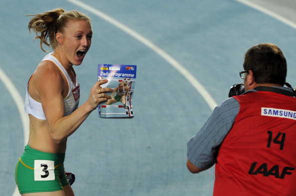 Sally_Pearson_with_programme_after_winning_100m_hurdles_Daegu_September_3_2011
